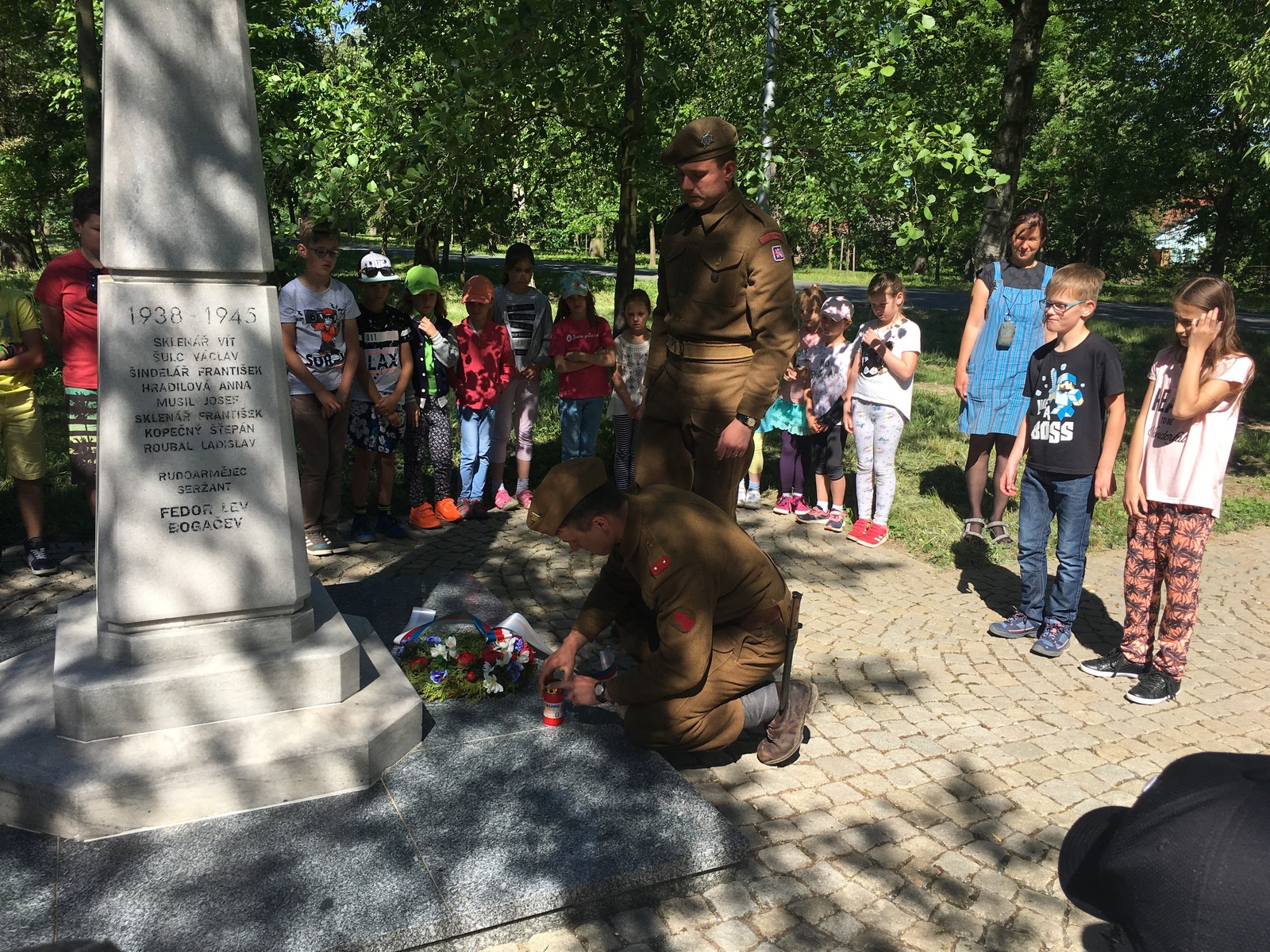 Beseda s vojáky a položení věnce u památníku obce