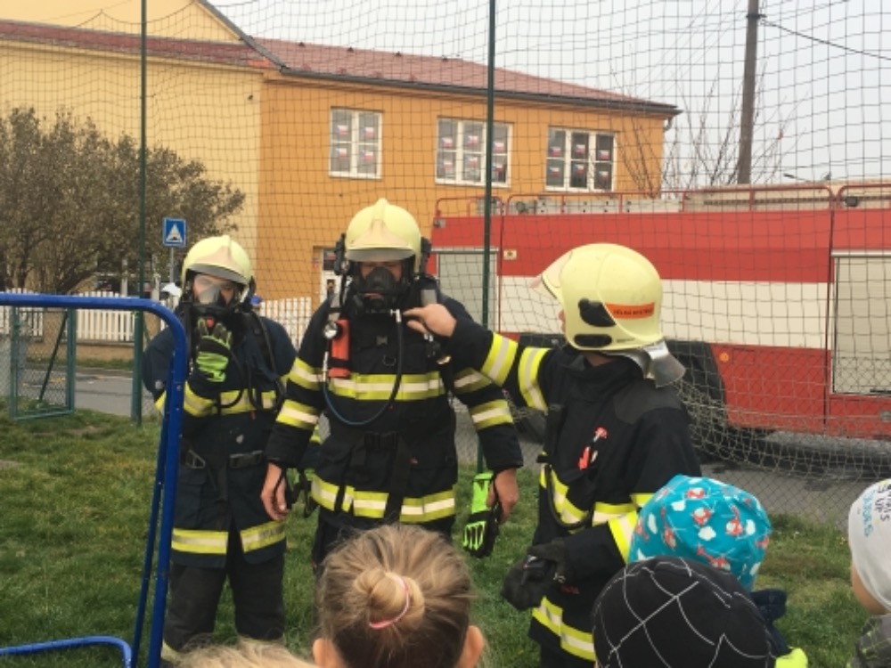Cvičný zásah hasičů ve škole